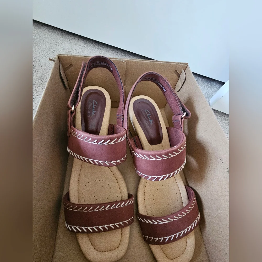 New In Box Clarks Collection Women's Kyarra Rose Nubuck Wedge Sandal Tan Sz 10